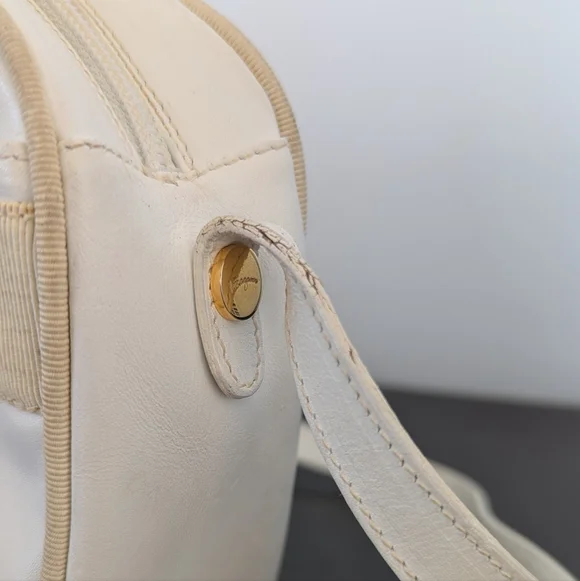 Salvatore Ferragamo Vintage Vara Ribbon Leather Camera Bag Ivory Crossbody - Picture 4 of 14